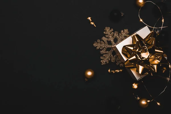Vánoční Prodej Bílý Dárek Zlatou Mašlí Zlatými Kuličkami Jiskřivými Světly — Stock fotografie