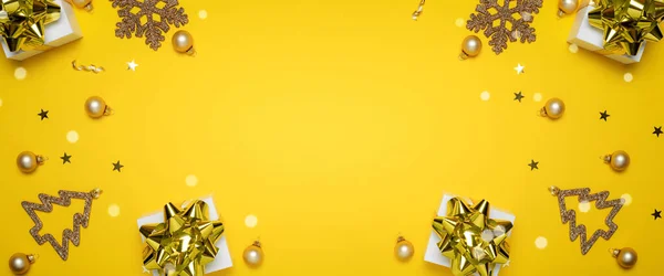 Різдвяний Вінок Білі Подарунки Золотистим Кольоровим Бантом Жовтими Кульками Блискучими — стокове фото