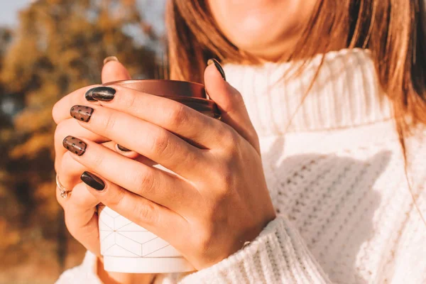 Café Feminino Menina Feliz Com Xícara Beber Chá Luz Sol — Fotografia de Stock