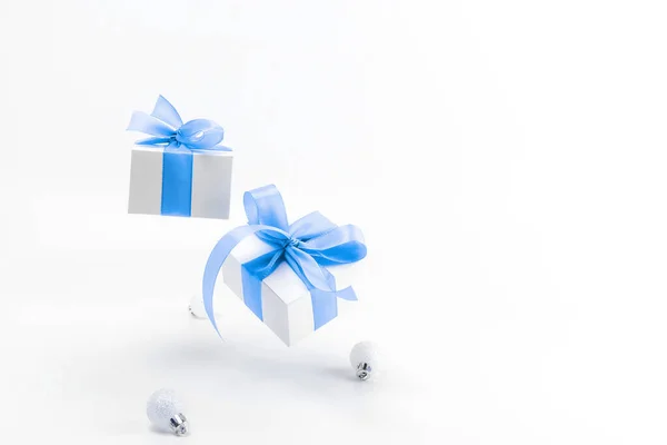 Kerstverkoop Witte Geschenkdoos Met Blauw Lint Nieuwjaarsballen Kerstcompositie Witte Achtergrond — Stockfoto