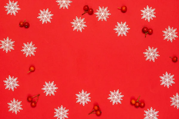 Winterbanner Rote Beeren Weiße Schneeflocken Form Rahmen Auf Rotem Hintergrund — Stockfoto