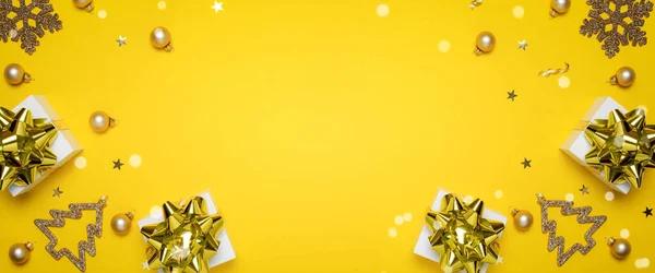 Різдвяна Прикраса Білі Подарунки Золотим Бантом Жовтими Кульками Блискучими Вогнями — стокове фото