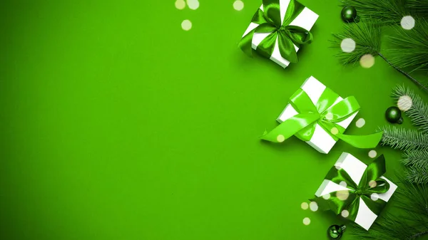 Коробка Сюрпризов Белые Подарки Изумрудным Луком Цвета Зеленые Шары Сверкающие — стоковое фото