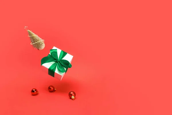 Vánoční Ozdoby Zlatý Zimní Strom Bílá Dárková Krabice Zeleným Lukem — Stock fotografie