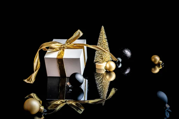 크리스마스 상자에 트리가 있으며 인사말 카드를 검은색 구성이 크리스마스 컨셉트 — 스톡 사진
