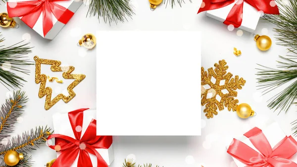 Χριστουγεννιάτικα Χριστούγεννα Φόντο Λευκά Δώρα Κόκκινο Φιόγκο Χρυσές Μπάλες Και — Φωτογραφία Αρχείου