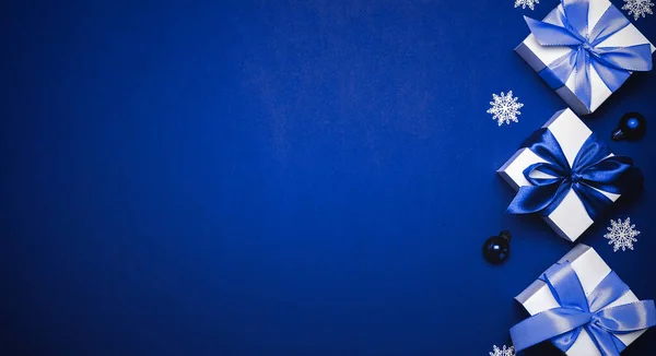 Коробка Сюрпризов Белый Подарок Голубым Луком Голубыми Шарами Зимней Елкой — стоковое фото