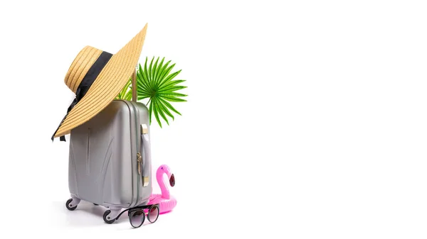 Sommarrea. Resetillbehör med resväska, halmhatt, palmblad och rosa flamingo i minimal resa semester koncept isolerad på vit bakgrund. Vägstomme. — Stockfoto