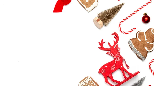 Χριστουγεννιάτικο φόντο. Αποθηκεύοντας, δώρα, χειμωνιάτικο δέντρο, κορδέλα και φιόγκο σε σχήμα καρέ σε λευκό φόντο για ευχετήρια κάρτα. Χειμερινή εορταστική σύνθεση με αντίγραφο χώρου. — Φωτογραφία Αρχείου