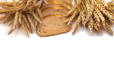 Lezzetli ekmek. Buğday tohumu kulaklı ve beyaz arka planda izole edilmiş taze bir somun köy ekmeği. Çavdar ekmeği ve ekmek kırıntılarıyla. Ev yapımı pişirme.