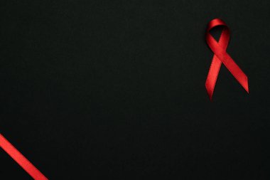 Enfeksiyon sembolü. HIV Günü 'nde kırmızı kurdele sembolü koyu arkaplanda. Farkındalık yardımcıları ve kanser. Sağlık ve Tıp Konsepti