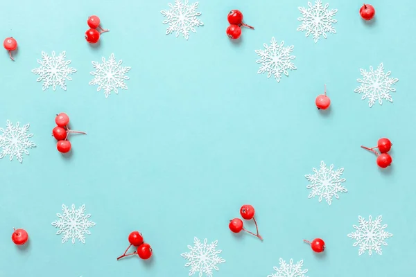 Weihnachtsdekoration Weißer Hintergrund Rote Beeren Weiße Schneeflocken Form Rahmen Auf — Stockfoto