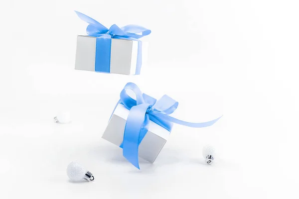 Χριστουγεννιάτικα Στολίδια Λευκό Κουτί Δώρου Μπλε Κορδέλα Μπάλες Πρωτοχρονιάς Χριστουγεννιάτικη — Φωτογραφία Αρχείου