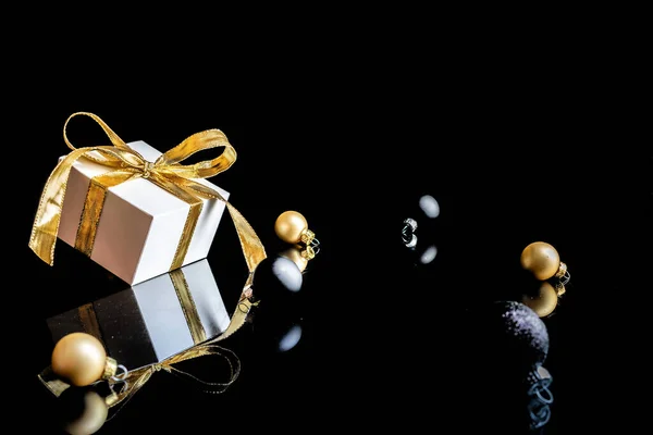 Boldog Téli Ünnepet Fehér Ajándék Arany Arany Golyók Újévi Karácsonyi — Stock Fotó