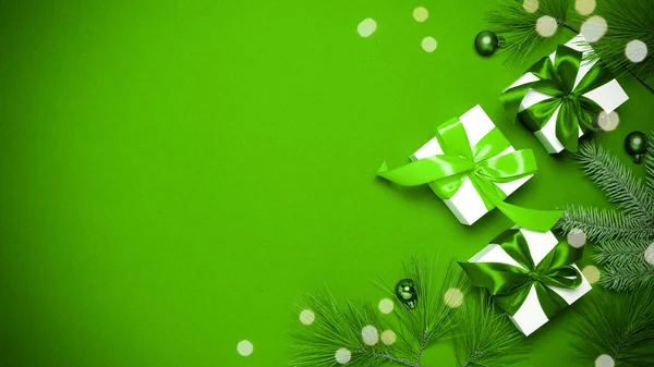 Julprydnader Vit Presentask Med Smaragdband Nyårskulor Och Gnistrande Ljus Julkomposition — Stockfoto