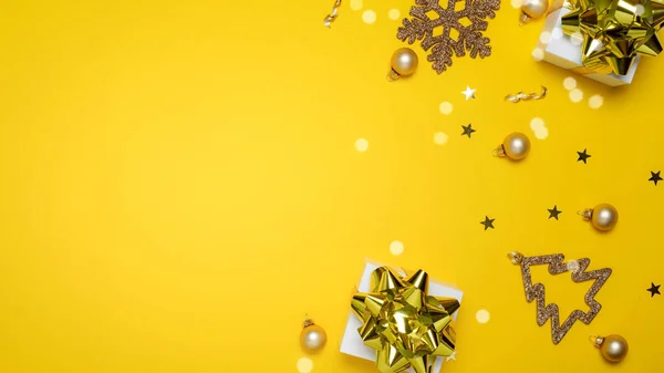 Рождественский Подарок Белые Подарки Золотым Луком Цвета Желтые Шары Сверкающие — стоковое фото