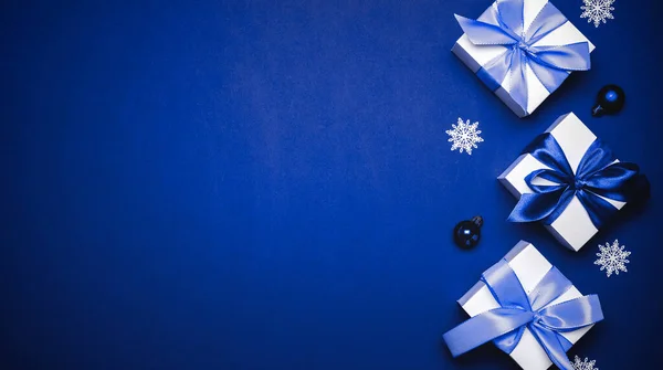 Feliz Navidad Regalo Blanco Con Lazo Cián Bolas Azules Árbol —  Fotos de Stock