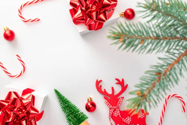 Vánoční Dekorace Bílé Dárky Šarlatovou Mašlí Červené Koule Cukroví Jiskřivá — Stock fotografie