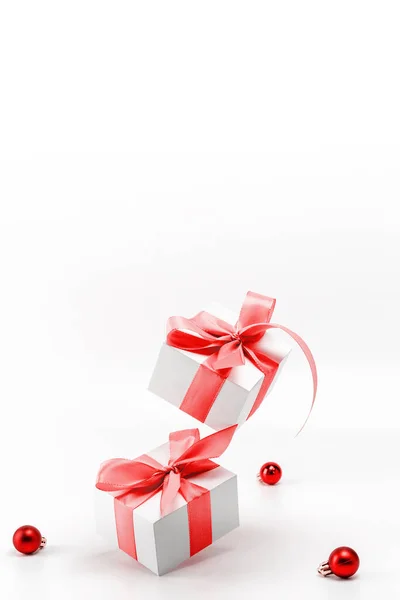 Χειμερινή Πώληση Λευκά Δώρα Κόκκινη Κορδέλα Και Μπάλες Πρωτοχρονιάς Χριστουγεννιάτικη — Φωτογραφία Αρχείου