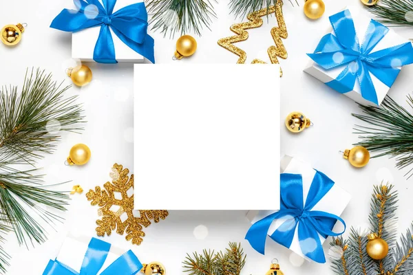Caixas Presente Brancas Presentes Brancos Com Fita Azul Bolas Ano — Fotografia de Stock
