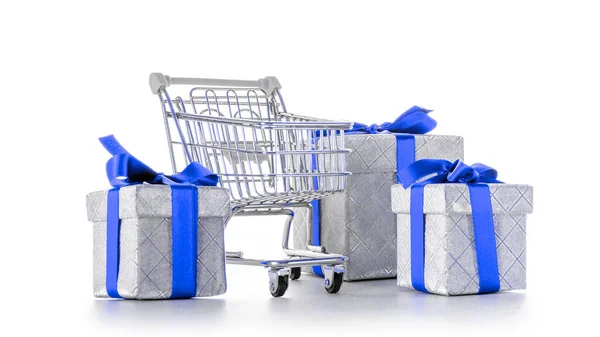 Karácsonyi Ajándék Szupermarket Bevásárlókocsi Karácsonyi Vagy Születésnapi Ajándékdobozzal Elszigetelt Fehér — Stock Fotó