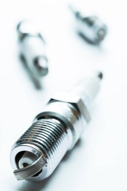 Araba motoru. Yeni metal araba parçası seti. Otomatik bujiler ya da beyaz arkaplanda izole edilmiş bir otomotiv parçası. Otomobil motoru servisi