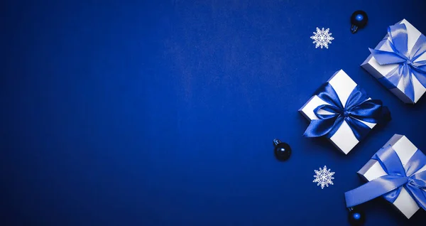 Сюрприз Белая Подарочная Коробка Голубой Лентой Новогодними Шарами Зимней Елкой — стоковое фото