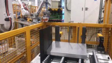 Robot araba fabrikası. Otomotiv fabrikasındaki makineli çelik metal üretimi. Endüstri teknolojisi. Hidrolik makineyle metal levha bükme..