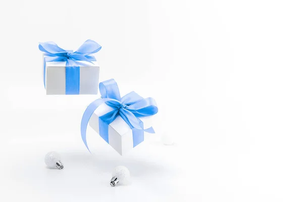 Téli Vásár Fehér Ajándékok Kék Szalaggal Szilveszteri Labdák Karácsonyi Dekoráció — Stock Fotó