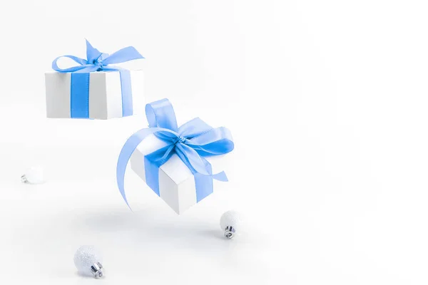Ozdoby Świąteczne Białe Pudełko Niebieską Wstążką Kule Noworoczne Składzie Xmas — Zdjęcie stockowe