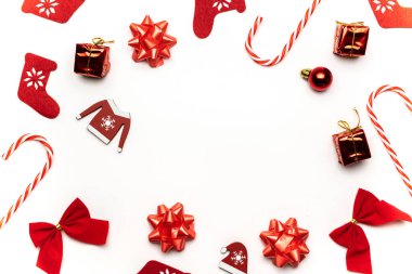 Noel dekorasyonu beyaz arka plan. Çorap, hediyeler, kış ağacı, kurdele ve fiyonk beyaz arka planda tebrik kartı için. Metin için alanı olan Xmas arkaplanı