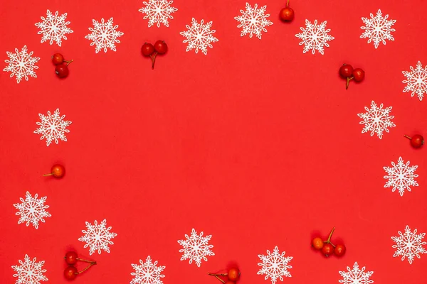Adventskranz Weiße Schneeflocken Rote Beeren Weihnachtlicher Komposition Auf Rotem Hintergrund — Stockfoto