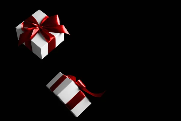 Black Friday Shopping White Gifts Red Bow Falling Black Background — Stock Photo, Image