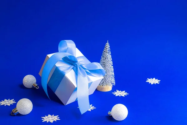 Adornos Navideños Caja Regalo Blanca Con Cinta Azul Árbol Invierno — Foto de Stock