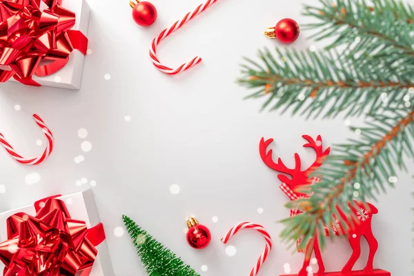 Χριστουγεννιάτικη Διακόσμηση Απομονωμένη Λευκά Δώρα Κόκκινο Τόξο Κόκκινες Μπάλες Καραμέλα — Φωτογραφία Αρχείου