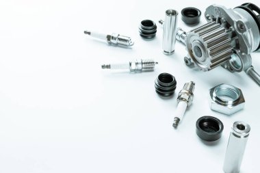 Araba servisi. Otomobil motoru yedek veya beyaz arka planda otomotiv parçası. Yeni metal araba parçası seti. Mekanik ekipman teknolojisi