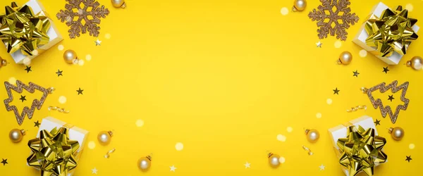 Дизайн Ноеля Біла Подарункова Коробка Золотистою Стрічкою Новорічними Кульками Блискучими — стокове фото