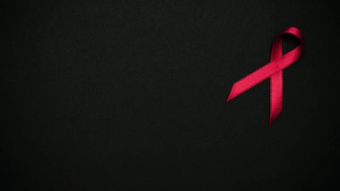 AIDS günü. HIV Günü 'nde kırmızı kurdele sembolü koyu arkaplanda. Farkındalık yardımcıları ve kanser. Sağlık ve Tıp Konsepti