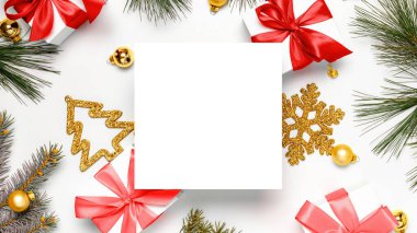 Noel kompozisyonu. Kırmızı kurdeleli beyaz hediye kutusu, yeni yıl baloları ve tebrik kartı için beyaz arkaplanda Noel ağacı kompozisyonu. Düz konum, üst görünüm, kopyalama alanı.