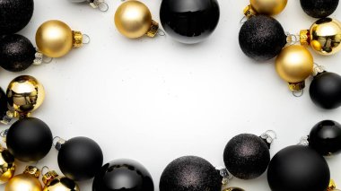 Noel arkaplanı. Altın Noel süslemeleri beyaz arka planda fotokopi alanı ile birlikte. Kış tatili, yeni yıl.