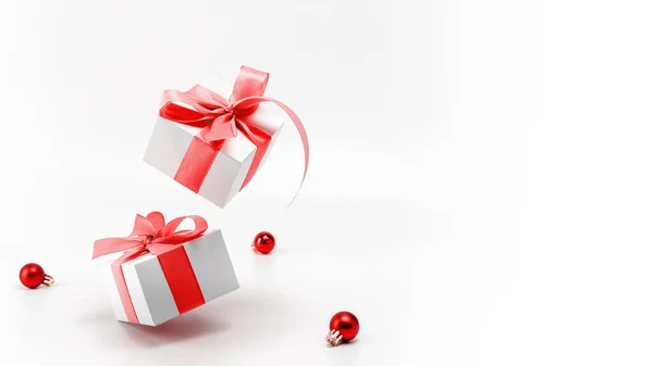 크리스마스 리본이 선물과 인사말 카드를 Xmas 장식을 선물이다 — 스톡 사진