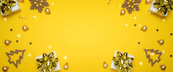 Різдвяний Вінок Білі Подарунки Золотистим Кольоровим Бантом Жовтими Кульками Блискучими — стокове фото