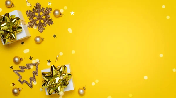 Новым Годом Белые Подарки Золотым Луком Желтые Шары Сверкающие Огни — стоковое фото