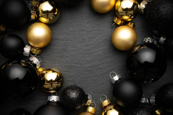 Σχέδιο Νόελ Χρυσή Πρωτοχρονιά Μπάλες Μαύρα Μπιχλιμπίδια Σύνθεση Χριστούγεννα Σκούρο — Φωτογραφία Αρχείου