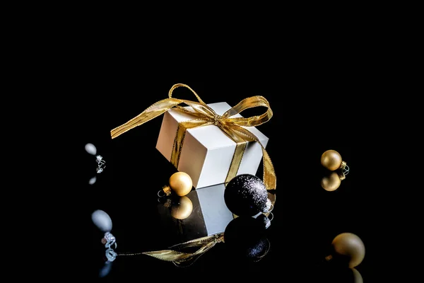Wesołych Świąt Białe Pudełko Złotą Wstążką Piłki Noworoczne Drzewo Zimowe — Zdjęcie stockowe