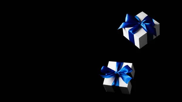 网上的圣诞节 黑色星期五概念中的白色礼品盒 蓝色缎带与黑色背景隔离 文字的装饰和复制空间 — 图库照片