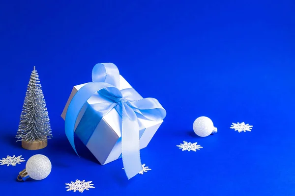 Venta Navidad Caja Regalo Blanca Con Cinta Azul Árbol Invierno — Foto de Stock