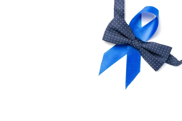 Голубая лента. Осведомленность о раке предстательной железы мужчин здоровья в ноябре. Синяя лента, модный галстук-бабочка на белом фоне. Символ онкологии пораженного человека. Копирование пространства. — стоковое фото