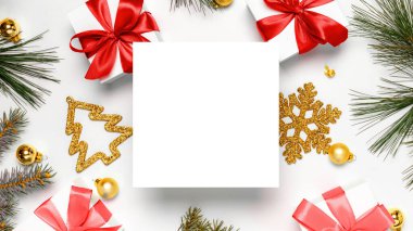 Kırmızı kurdeleli 2021 Beyaz hediye kutusu, yeni yıl baloları ve tebrik kartı için beyaz arkaplanda Noel ağacı kompozisyonu. Metnin için dekorasyon ve kopyalama alanı.