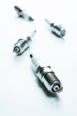 Araba motoru. Yeni metal araba parçası seti. Otomatik bujiler ya da beyaz arkaplanda izole edilmiş bir otomotiv parçası. Otomobil motoru servisi.